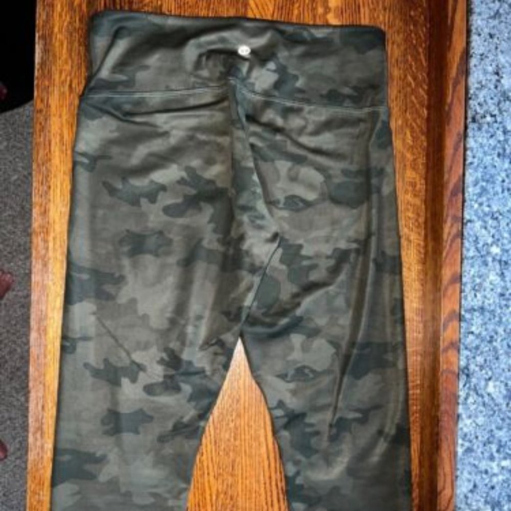 Lululemon Green camo cropped Wunder Under 21" Leggings sz 6